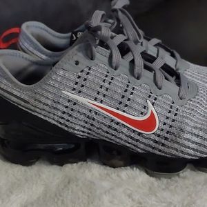 VAPORMAX FLYNIT GREY RED